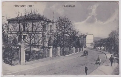 900612 Feldpost AK Lüdenscheid - Poststrasse, Straßenansicht mit Stadtvillen 