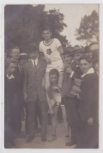 26559 Foto Ak Detmold Sportler werden gefeiert um 1925