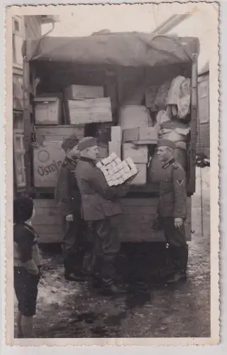 906438 Foto Ak Soldaten verladen Proviant auf LKW Finsterbergen um 1940