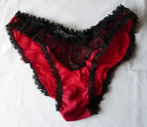 DDR Dessous Slip rot schwarz Spitze Dederon Größe 42 Marke Stretta (158593)