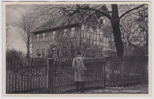 902808 Ak Wilhelm Busch vor dem Pfarrhaus in Mechtshausen um 1940