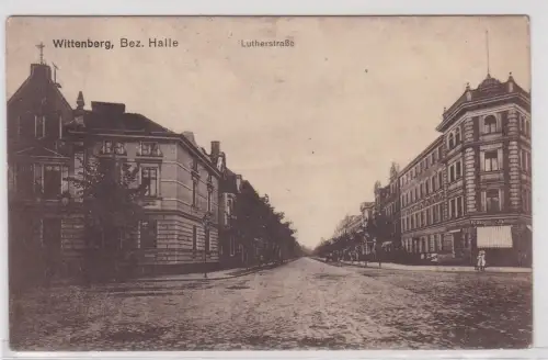 903789 Ak Wittenberg Bez.Halle Lutherstrasse mit Eckladen 1918