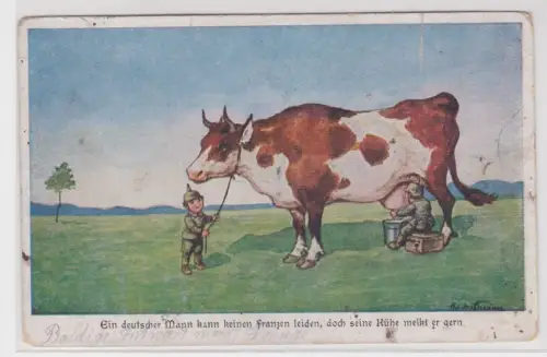 902693 Militär Humor Ak Soldaten melken französische Kuh 1918