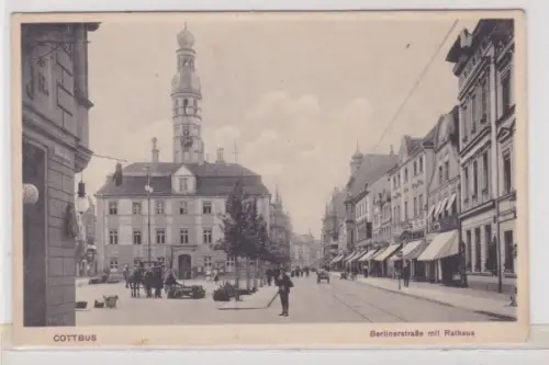 34236 Ak Cottbus - Berlinerstraße mit Rathaus, Geschäften und Kutsche 1917