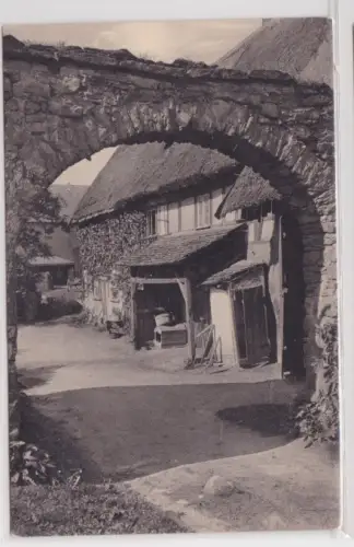 906042 Ak Rascha - Altes Hoftor, Straßenansicht mit Hofblick