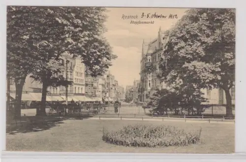 906406 AK Rostock - Hopfenmarkt, Straßenansicht vom Park aus gesehen