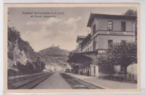 907789 Ak Bahnhof Balduinstein an der Lahn mit Schloß Schaumburg um 1920