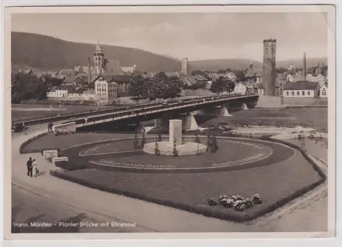 906504 Ak Hann. Münden - Pionier-Brücke mit Ehrenmal