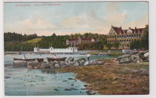 906860 Soldatenpost Ak Glücksburg - Partie beim Strandhotel mit Booten 1915