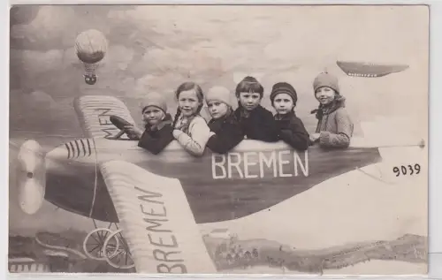 14213 Ak Fotomontage Kinder im Flugzeug "Bremen" vor Zeppelin und Ballon um 1930