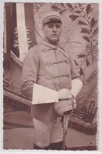 14131 Foto Ak Studentika Chemnitz Student mit Degen vor Fahne 1926