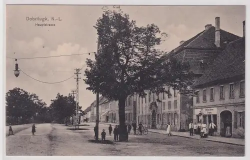 28341 Ak Dobrilugk N.-L. Hauptstrasse mit Frisör Geschäft 1914