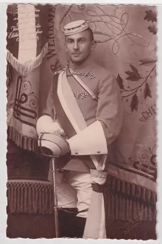 28647 Foto Ak Studentika Chemnitz Student mit Degen vor Fahne 1926
