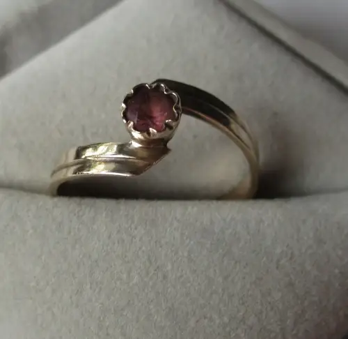 eleganter 333er Gold Ring mit kleinem Rubin (158501)