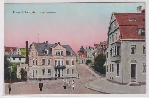 56912 Ak Thum im Erzgebirge Bahnhofstrasse um 1920
