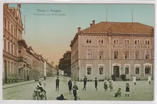 37497 Ak Thum Neumarkt und Schulstraße Hotel Thierfelder um 1920