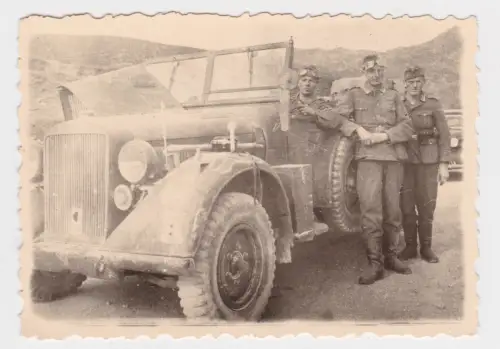 52080 Foto Wehrmacht Soldaten mit Staubschutzbrille am Opel Blitz in Albanien