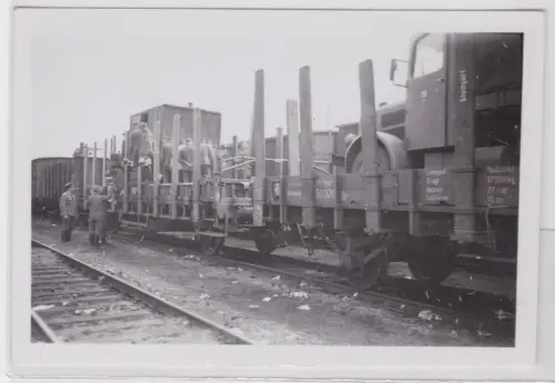 70279 Foto Wehrmacht Truppenverlegung per Zug mit geladenen Lastkraftwagen