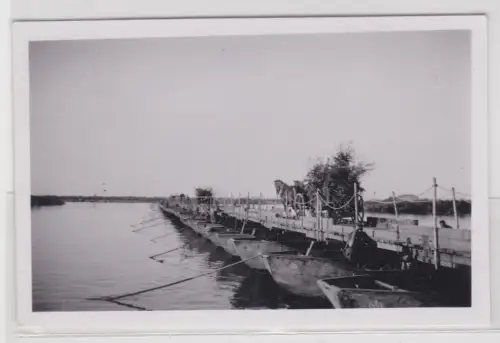 54941 Foto Pontonbrücke Ostfront Wehrmacht mit Pferdefuhrwerk