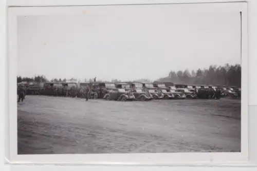 56891 Foto Wehrmacht Soldaten Kraftfahrzeug-Kolonne auf Sammelplatz WK II