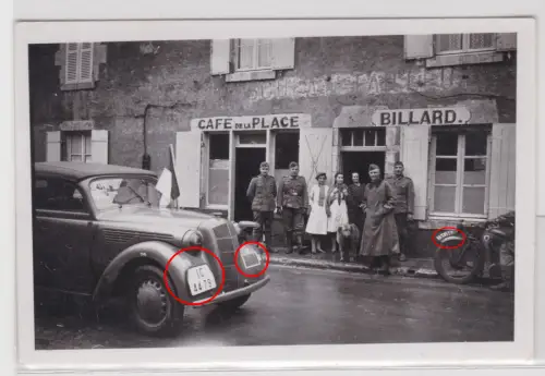 92951 Foto Besetzung Frankreichs deutsche Soldaten mit Französinnen vor Café