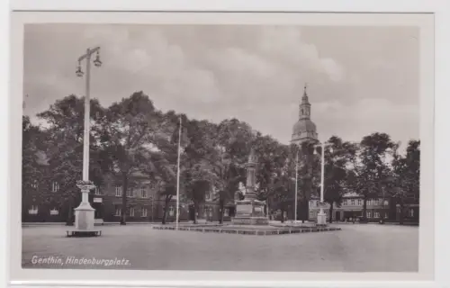 903388 Ak Genthin, Hindenburgplatz. um 1940