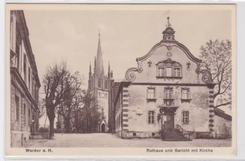15158 Ak Werder a.H. Rathaus und Gericht mit Kirche. um 1930
