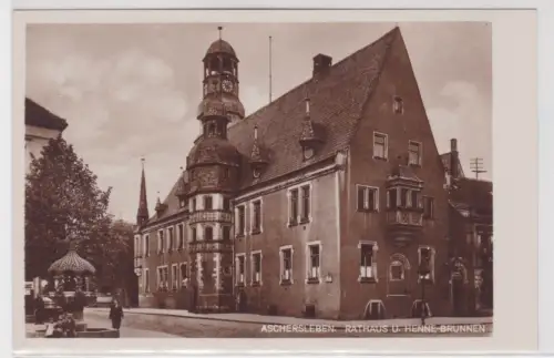 35431 Foto Ak Aschersleben. Rathaus U. Henne-Brunnen. um 1940