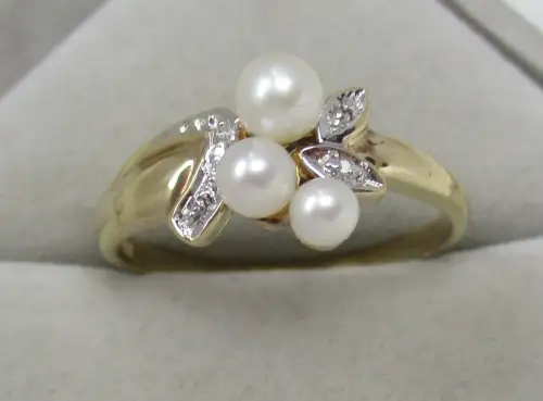 hochwertiger 333er Gold Ring mit 4 kleinen Diamanten und 3 Perlen (168183)