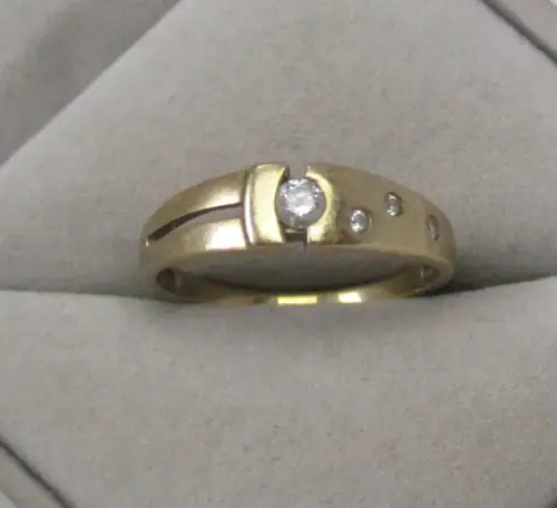 charmanter 333er Gold Ring mit 4 farblosen Edelsteinen (167960)