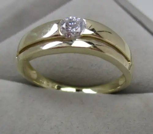 eleganter 333er Gold Ring mit farblosem Schmuckstein (163081)