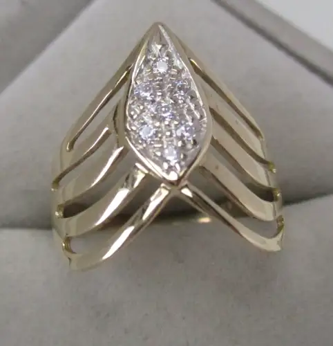 hochwertiger 333er Gold Ring mit 7 farblosen Schmucksteinen (163785)