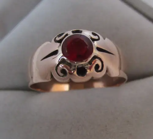 eleganter 333er Gold Ring mit rotem Schmuckstein (167406)