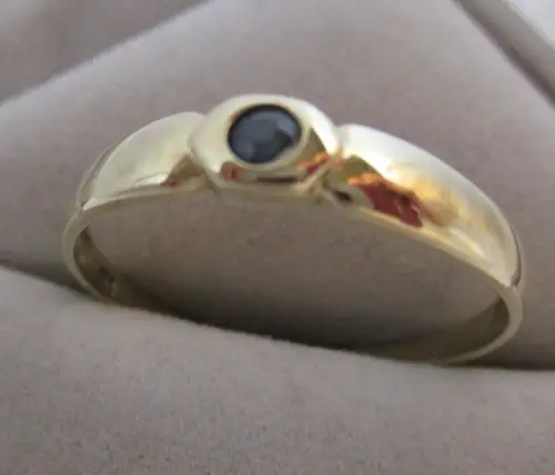 eleganter 333er Gold Ring mit gefasstem Saphir (110230)