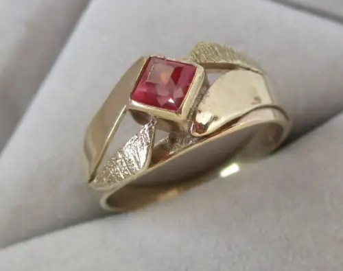eleganter 333er Gold Ring mit quadratischem Rubin (100755)