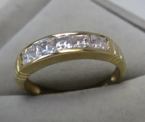 eleganter 333er Gold Ring mit farblosen Schmucksteinen (161386)