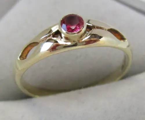 eleganter 333er Gold Ring mit Rubin und verzierter Ringschiene (163557)