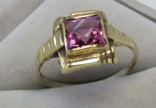 eleganter 333er Gold Ring mit großem violettem Rubin (167060)