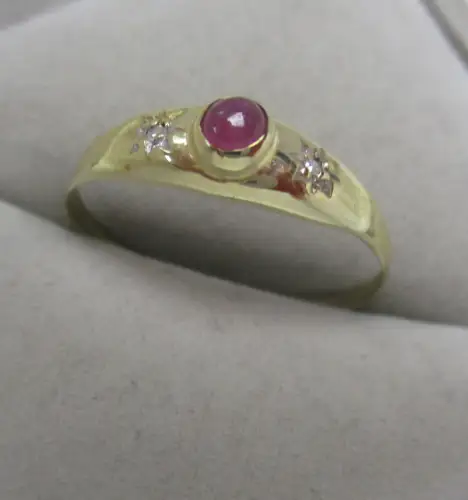 hochwertiger 333er Gold Ring mit Rubin und 2 Diamanten (167905)