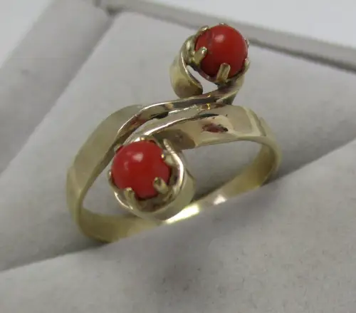 charmanter 333er Gold Ring mit Koralle besetzt (163097)