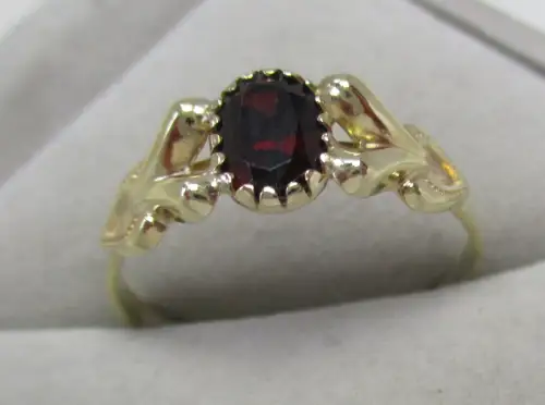 eleganter 333er Gold Ring Granatschmuck mit verziertem Ringkopf (165180)