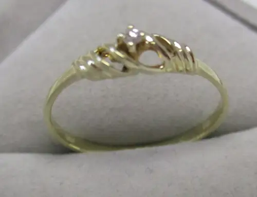 eleganter 333er Gold Ring mit verziertem Ringkopf + Diamant (166657)