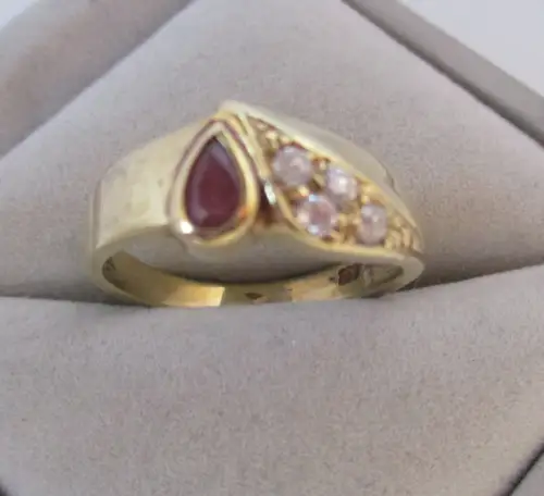 eleganter 333er Gold Ring mit Rubin und farblosen Schmucksteinen (163787)