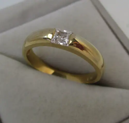 eleganter 333er Gold Ring mit farblosem Schmuckstein (163938)