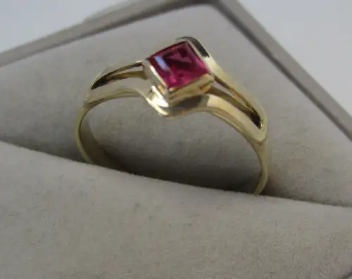 eleganter 333er Gold Ring mit pinkem Rubin Edelstein (163469)