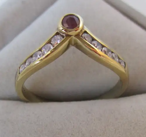 eleganter Damen Ring 333er Gold mit Rubin und farblosen Schmuckstein (161651)
