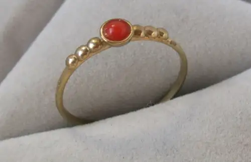 eleganter Damen Ring 333er Gold mit kleiner Koralle (113729)