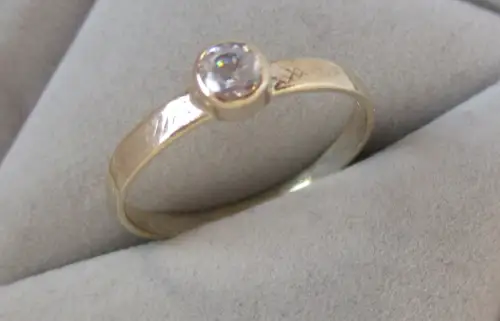 eleganter Damen Ring 333er Gold mit farblosem Schmuckstein (130263)