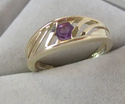 hochwertiger Damen Ring 333er Gold mit Amethyst + verzierte Ringschiene (106267)