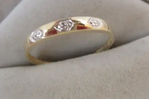 charmanter Ring 333er Gold mit gefassstem Diamantsplitter (103745)